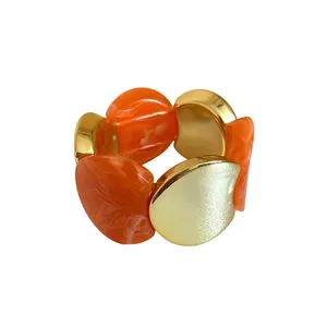 Elegante bracciale elastico con acrilico arancione e segmenti dorati per ogni donna