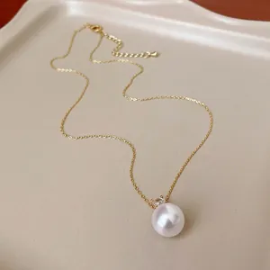 Elegante collana a catena dorata in stile francese con perla bianca tonda e ciondolo zircone