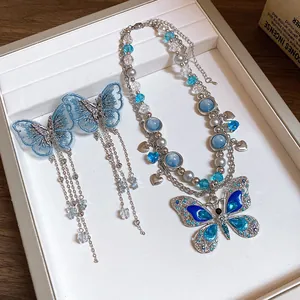 Dettaglio del set gioielli farfalla blu ricamata con nappe di cristallo e perline