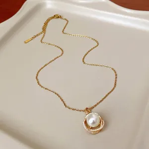 Elegante collana francese con ciondolo geometrico in perla e zircone con catena d'oro
