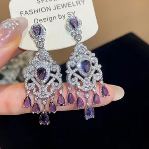 Primo piano di orecchini a nappa in zircone viola in stile corte vintage in argento S925.
