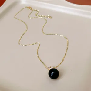 Elegante collana in oro con ciondolo in perla nera e dettaglio in zircone
