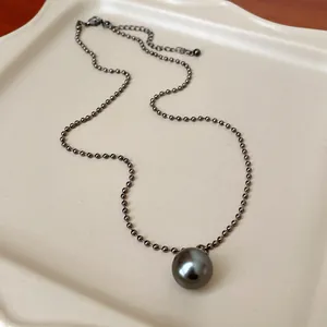 Elegante collana di perle minimalista stile francese color canna di fucile su vassoio