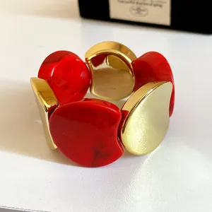 Vista dettagliata di un bracciale elastico in acrilico marmorizzato e metallo.
