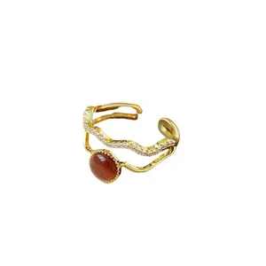 Elegante anello aperto placcato oro con zirconi scintillanti e pietra occhio di gatto