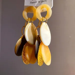 Orecchini pendenti boho vintage con dischi in resina colorata e dettagli dorati