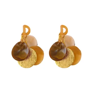 Orecchini pendenti boho retro con dischi in metallo dorato e resina ambrata elegante