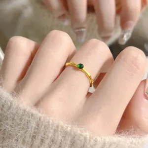 Elegante goud vergulde bamboe textuur ring met een gepolijste groene edelsteen