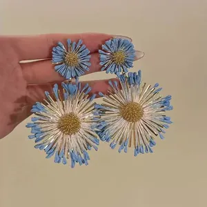 Orecchini pendenti a fiore in rafia blu con dettagli dorati, stile boho per vacanze al mare
