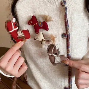 Broche Cheval en Tricot Fait Main Avec Détail de Nœud Et de Gland Broderie à la Mode Accessoire de Vêtement Bijoux Cadeau pour Femme