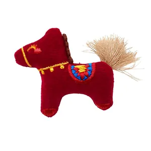 Broche cheval rouge tricotée main avec broderies colorées et détail de queue en paille