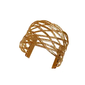 Elegante bracciale rigido in metallo dorato intrecciato multistrato con design aperto