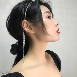 Gros plan d'un serre-tête élégant avec des glands en strass porté par un mannequin