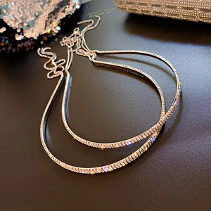 Serre-tête étincelant avec franges en strass, gros plan détaillé des cristaux brillants.