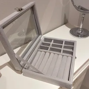 Élégante boîte à bijoux en velours gris avec couvercle en verre et baguiers dédiés