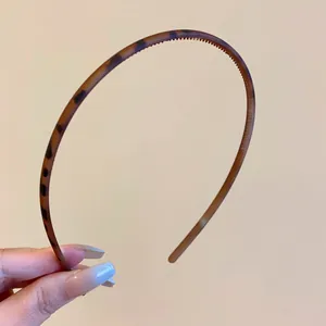 Detailed view of the slim matte leopard print headband with anti-slip inner teeth