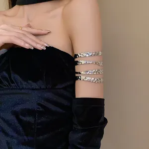 Dettaglio del bracciale da braccio multistrato in argento martellato alla moda.