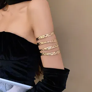 Vista dettagliata di un elegante bracciale da braccio dorato multistrato su un modello