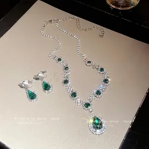 Set collana e orecchini a goccia verde di lusso vintage con strass scintillanti
