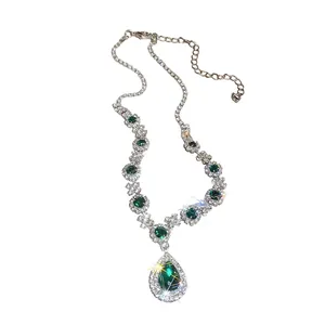 Collana vintage di lusso con goccia verde smeraldo e alone di strass brillanti da donna.