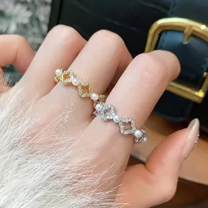 Anello Aperto in Lega Placcato Oro 18K con Fiori e Perle per Donna Stile Francese Strass Anello Regolabile Quadrifoglio Gioielli