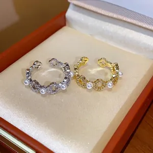 Elegante anello a fiore aperto placcato oro 18K con zirconi lucenti e perle bianche
