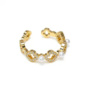 Elegante anello a fiore regolabile placcato oro 18 carati con zirconi e perle bianche