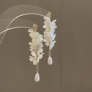 Boucles d'oreilles pendantes élégantes avec motifs floraux blancs et perles en goutte
