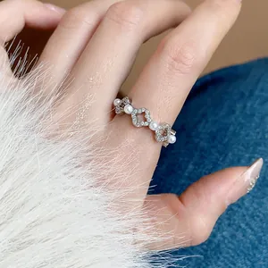 Primo piano di un elegante anello con fiori e perle e pietre di zircone