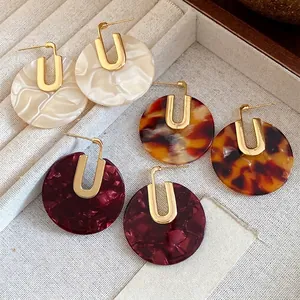 Orecchini tondi in acetato placcati oro 18K, colori crema, tartaruga e rosso scuro.