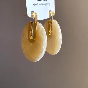 Orecchini a cerchio placcati oro 18 carati con ciondolo circolare in acetato marmorizzato