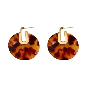 Orecchini tondi in acetato tartarugato con dettagli a forma di U placcati oro 18K