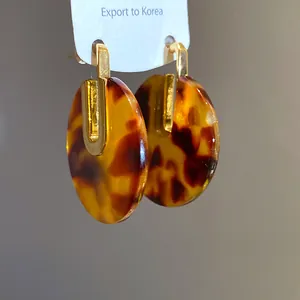 Dettaglio macro di orecchini vintage in acetato tartarugato con placcatura in oro 18 carati
