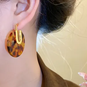 Eleganti orecchini a cerchio in acetato leopardato placcati in oro 18K
