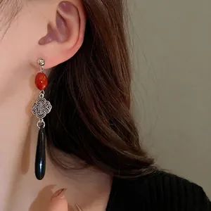 Eleganti orecchini a pendente vintage in stile neo-cinese con perla rossa e goccia nera