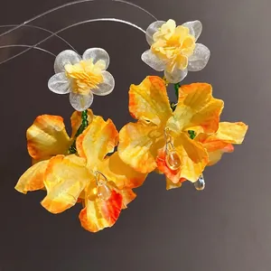 Eleganti orecchini a pendente con fiori in chiffon e ago in argento per le vacanze