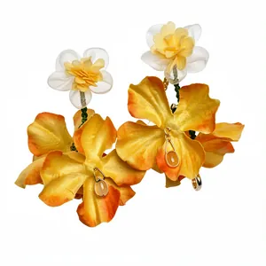 Eleganti orecchini pendenti in chiffon giallo e arancione con petali di stoffa e pietra
