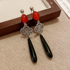 Orecchini cinesi a goccia con perle rosse e ciondoli a forma di nuvola d'argento