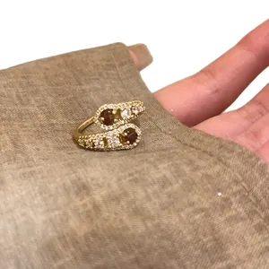 Anello aperto plissettato placcato oro con pietre marroni in stile estetico Maillard
