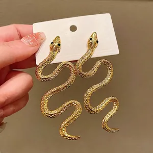 Élégantes boucles d'oreilles serpent dorées avec des yeux en strass verts étincelants