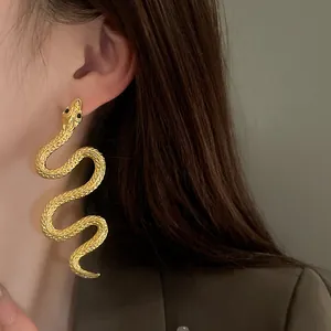 Gros plan détaillé d'une boucle d'oreille serpent dorée avec textures d'écailles