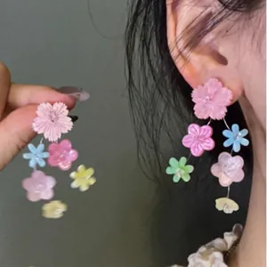 Dettaglio degli orecchini a nappa floreale con graziosi ciondoli a fiore multicolore