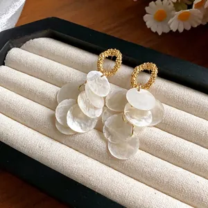 Elegantes pendientes de borla de concha estilo francés con aguja de plata para mujer.