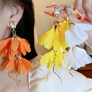 Eleganti orecchini a fiore in chiffon con strass luccicanti per vacanze e resort