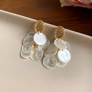 Pendientes de aro dorados de estilo francés con elegantes colgantes de borla de nácar