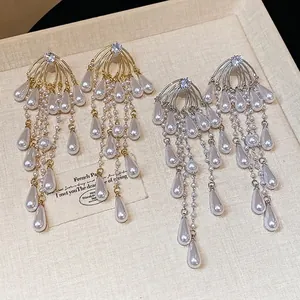 Elegantes pendientes de perlas con borlas y circonitas, acabados en oro y plata de calidad