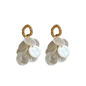 Elegantes pendientes geométricos con borlas de concha de estilo francés en oro