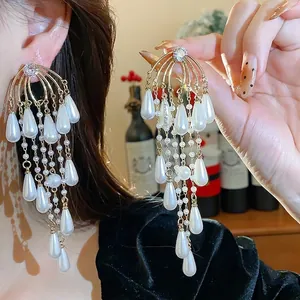 Pendientes elegantes de borlas de perlas y circonitas en un estilo de lujo exagerado