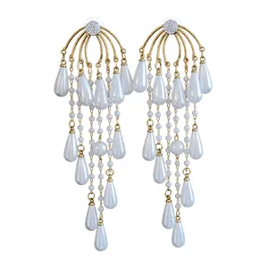 Elegantes pendientes de borla de circón dorado con múltiples perlas blancas de gota de agua
