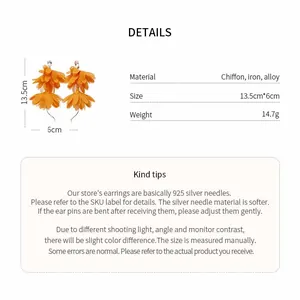 Dettagli degli orecchini a fiore in chiffon arancione con specifiche su dimensioni e materiali